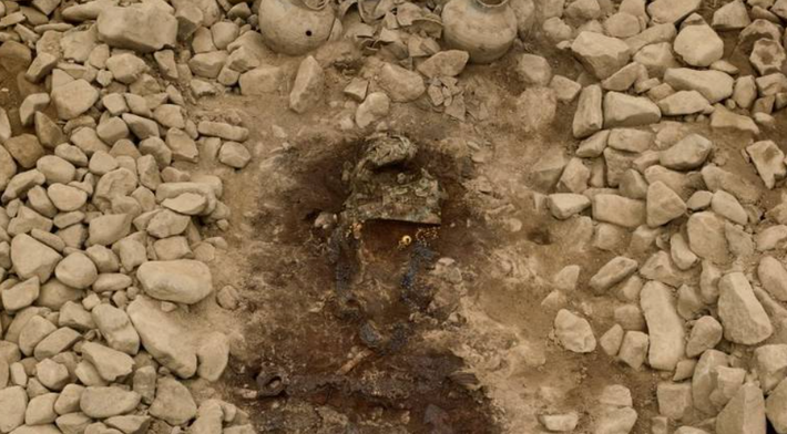 Cụ thể, khi tiến hành khai quật từ một ngôi mộ cổ có tên là mộ 120-2 ở Gyeongju, Hàn Quốc, các chuyên gia đến từ Cơ quan Di sản Hàn Quốc bất ngờ tìm thấy một vật thể lạ. Ảnh: @Cơ quan Di sản Hàn Quốc.