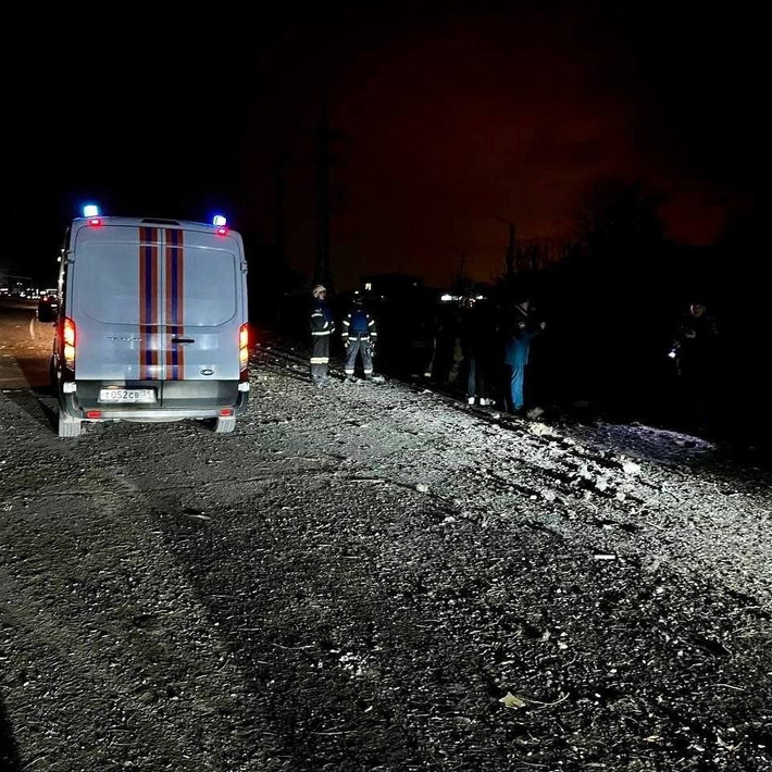 Loạt tấn công mở màn từ 00:40 đến 01:40, bắt đầu với sự xuất hiện của UAV Geran-2 đánh vào Chernihiv. Chỉ ít phút sau, Fastiv bị tấn công vào ga đường sắt và khu kho đầu máy. Theo dấu hiệu nhiệt trên bản đồ FIRMS cũng phát hiện đám cháy lớn gần Kiev, nghi liên quan hệ thống Terra-2000 và trạm PS 110/10 Novi Petrivtsi, những điểm then chốt của chuỗi hậu cần Ukraine.