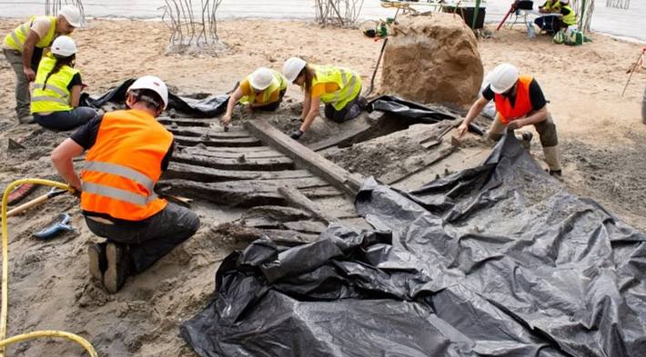 Con tàu này mang tên "Ciutadella I", dài khoảng 10 mét và rộng 3 mét, được chế tạo bằng hơn 30 thanh gỗ cong cùng đinh gỗ và sắt giữ chặt thân tàu. Ảnh: @Bảo Tàng Barcelona.