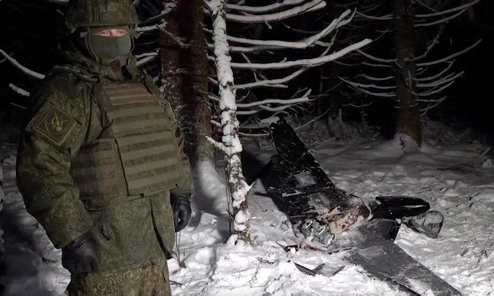 Bộ Quốc phòng Nga cho biết thêm, các đợt tấn công được triển khai từ các vùng Sumy và Chernihiv của Ukraine, với tổng cộng 91 UAV cánh cố định, được phóng ở độ cao cực thấp nhằm né tránh hệ thống radar và các phương tiện trinh sát phòng không của Nga.