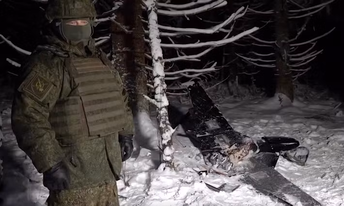 Bộ Quốc phòng Nga cho biết thêm, các đợt tấn công được triển khai từ các vùng Sumy và Chernihiv của Ukraine, với tổng cộng 91 UAV cánh cố định, được phóng ở độ cao cực thấp nhằm né tránh hệ thống radar và các phương tiện trinh sát phòng không của Nga.