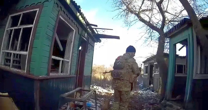 Bên cạnh đó, Bộ Quốc phòng Nga xác nhận quá trình “dọn dẹp hoàn toàn” làng Podoli đã được hoàn tất. Trước khi xung đột nổ ra, Podoli là một trong những khu định cư lớn của khu vực Kupyansk, với dân số hơn 2.300 người, đóng vai trò trung chuyển hậu cần và giao thông quan trọng ở phía đông nam thành phố.