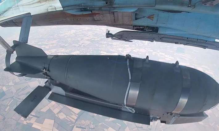 Hơn thế nữa, cục diện thay đổi đáng kể khi Nga triển khai ồ ạt bom lượn KAB và FAB tích hợp module UMPK. Với tầm bắn vượt 100 km, chúng giúp máy bay Nga duy trì an toàn ngoài vùng phòng không Ukraine mà vẫn tung ra các đòn đánh có độ chính xác cao và uy lực lớn.