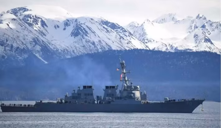 Tàu chiến NATO tham gia nhiệm vụ vận chuyển lực lượng và trang bị đến khu vực Bắc Cực. Hoạt động này thể hiện khả năng triển khai sức mạnh nhanh của liên minh.