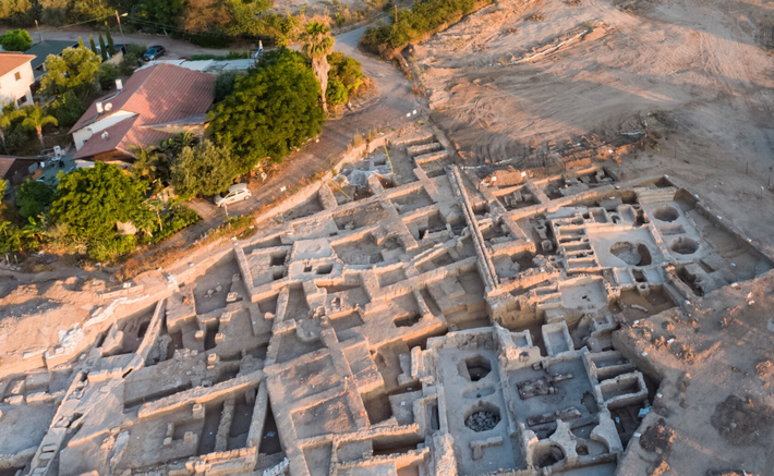 Trong quá trình khai quật khảo cổ học tại Yavne, Israel, các chuyên gia đến từ Cơ Quan Cổ Vật Israel bất ngờ tìm thấy một vật thể lạ. Ảnh: @Cơ Quan Cổ Vật Israel.