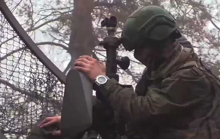 Khi tuyến hậu cần bị gián đoạn, các đơn vị Ukraine đứng trước nguy cơ thiếu hụt đạn dược, nhiên liệu và khả năng luân chuyển quân số. Điều này không chỉ làm suy giảm năng lực tác chiến, mà còn tạo áp lực tâm lý nặng nề lên binh sĩ, buộc bộ chỉ huy Ukraine phải cân nhắc giữa việc giữ trận địa hay rút lui nhằm tránh nguy cơ bị bao vây.