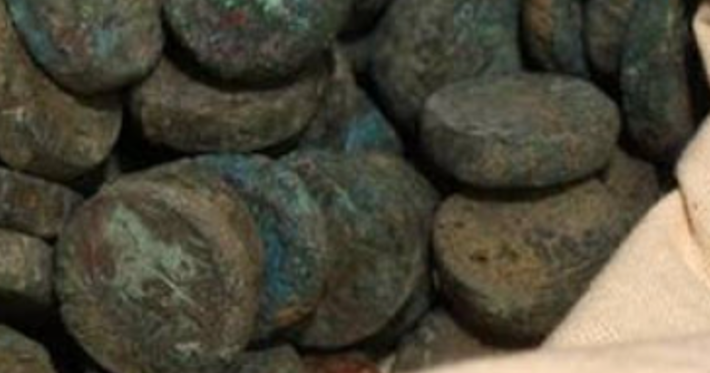 Các chuyên gia sẽ gửi chúng đến phòng thí nghiệm để làm sạch và tiến hành giải mã các dòng chữ khắc còn lại trên các đồng tiền cổ này.