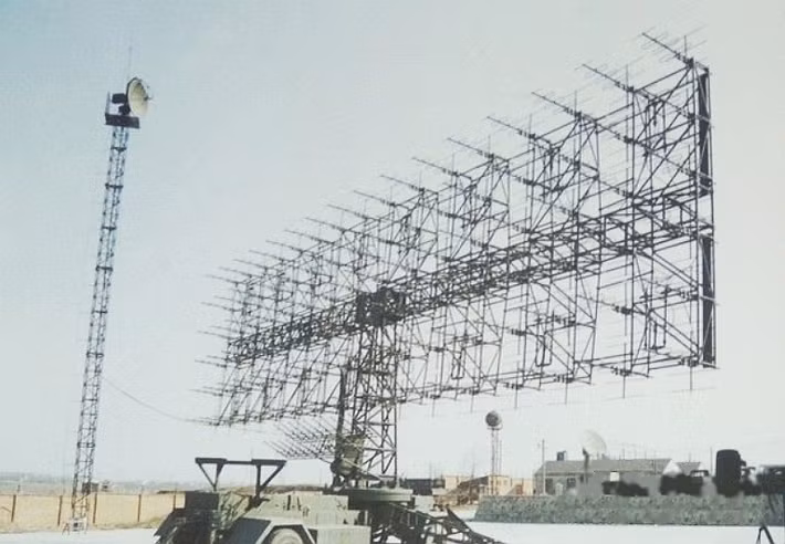 Việc hai radar bị tiêu diệt trong vòng 48 giờ khiến chuỗi “tìm - khóa - bắn” của Nga bị đứt gãy. Không còn dữ liệu từ Nebo-SVU, các khẩu đội Buk buộc phải dựa vào radar tầm ngắn, kéo dài thời gian phản ứng và tạo ra khoảng trống chết người trong vùng phủ sóng phòng không.