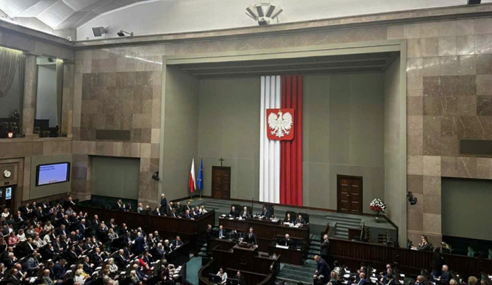 Dự luật được thông qua ngày 13/2 với tỷ lệ gần như tuyệt đối: 406 nghị sĩ ủng hộ, 19 người bỏ phiếu trắng và 4 người phản đối. Văn bản hiện được chuyển lên Thượng viện xem xét trước khi có hiệu lực.