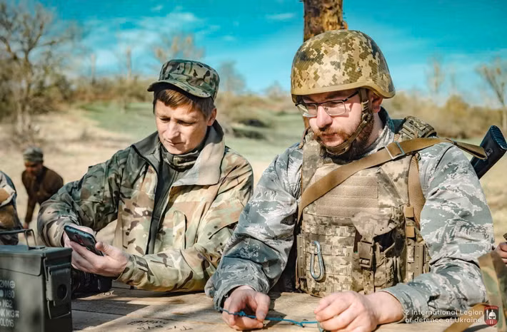 Theo tiết lộ của nhà báo Ba Lan Zbigniew Parafianowicz, các đơn vị đặc nhiệm được triển khai theo hình thức “nghỉ phép có lương” nhằm tạo khả năng phủ nhận về mặt chính thức. Mô hình tương tự được cho là áp dụng với Quân đoàn Tình nguyện Ba Lan – lực lượng từng xuất hiện tại nhiều mặt trận.