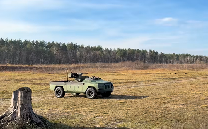 Xe robot mặt đất không người lái Protector trước đây được trang bị tháp pháo Tavriia-12.7 điều khiển từ xa, biến một phương tiện vận chuyển hậu cần thông thường thành một nền tảng chiến đấu tiền tuyến. Ảnh: @Ukrainian Armor.