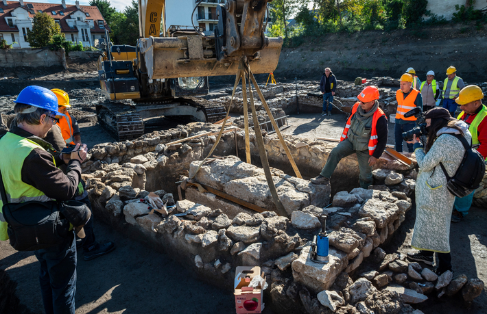 Khi tìm thấy, nắp chiếc quan tài đá vẫn được cố định chặt vào thân bằng các giá đỡ bằng sắt và chì nóng chảy, vì thế các chuyên gia phải dùng máy móc hạng nặng nhấc nắp quan tài này lên. Ảnh: @Bảo tàng Lịch sử Budapest.
