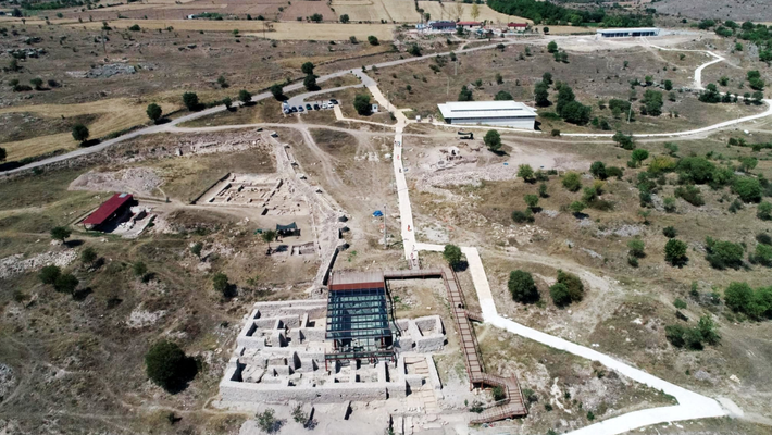 Trong quá trình khai quật khảo cổ tại thành phố cổ Hadrianopolis ở quận Eskipazar của Karabük, các chuyên gia đến từ trường Đại học Karabük bất ngờ tìm thấy hai cổ vật kỳ lạ. Ảnh: @Đại học Karabük.