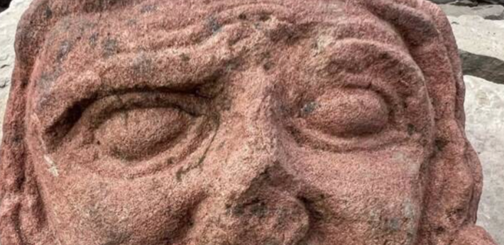 Không có hình khắc con ngươi ở mắt tạo nên vẻ mặt thư thái như đang nhắm mắt, thần thái bức tượng càng được nhấn mạnh bởi nụ cười đầy thư giãn. Ảnh: @Katie Joss.