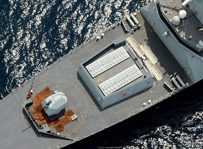 Điều khiến giới quan sát bất ngờ là dù có kích thước lớn hơn cả Arleigh Burke của Mỹ, nhưng Type 45 lại chỉ mang 48 ống phóng thẳng đứng (VLS), bằng một nửa tàu Mỹ và chưa bằng 40% so với 112 ống phóng trên khu trục hạm Type 055 của Trung Quốc. Không chỉ yếu về số lượng, Type 45 còn không thể phóng tên lửa tấn công mặt đất hoặc chống hạm, mà chỉ giới hạn trong nhiệm vụ phòng không với tên lửa Aster.