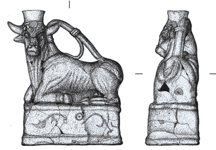 Bên dưới là một đế hình chữ nhật. Các nhà khảo cổ học tin rằng, tư thế này tượng trưng cho con bò đực trước khi hiến tế, và đế bình có thể là một loại bàn thờ. Ảnh: @Viện Kurchatov.