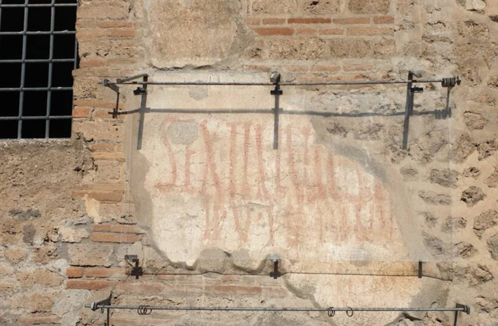 Trong khi một số dòng chữ được viết vội vàng bởi những người qua đường, thì những dòng chữ khác lại thể hiện tài năng nghệ thuật của người tạo ra chúng. Ảnh: @Đại học Warwick.