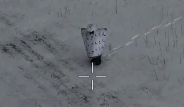 Đoạn phim cho thấy một binh sĩ Nga trong bộ đồ ngụy trang cồng kềnh, màu trắng chấm đen, hình chim cánh cụt đang di chuyển trên một cánh đồng phủ đầy tuyết trước khi bị hệ thống máy bay không người lái của Ukraine nhắm mục tiêu. Ảnh: @Defence_blog.