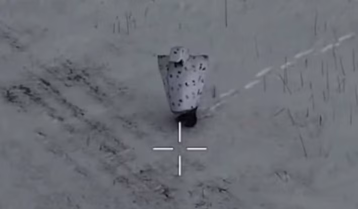 Đoạn phim cho thấy một binh sĩ Nga trong bộ đồ ngụy trang cồng kềnh, màu trắng chấm đen, hình chim cánh cụt đang di chuyển trên một cánh đồng phủ đầy tuyết trước khi bị hệ thống máy bay không người lái của Ukraine nhắm mục tiêu. Ảnh: @Defence_blog.