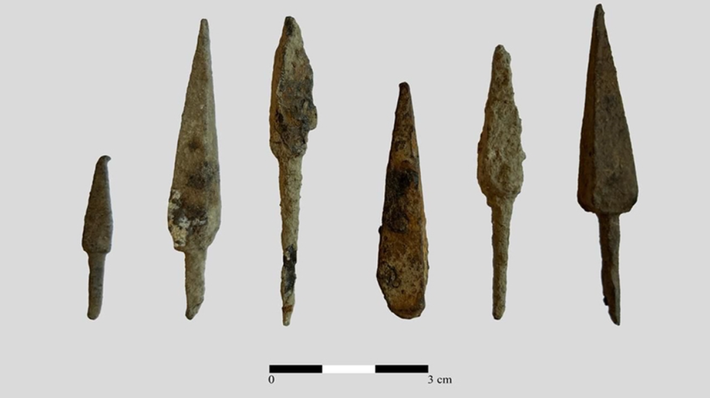 Về cơ bản, cả những đồ vật bằng kim loại được cho là từ chiến tranh và những tổn thất về người đều là nền tảng chính của cuộc nghiên cứu khảo cổ này. Ảnh: @Đại học Muğla Sıtkı Koçman.