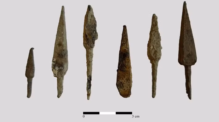 Về cơ bản, cả những đồ vật bằng kim loại được cho là từ chiến tranh và những tổn thất về người đều là nền tảng chính của cuộc nghiên cứu khảo cổ này. Ảnh: @Đại học Muğla Sıtkı Koçman.