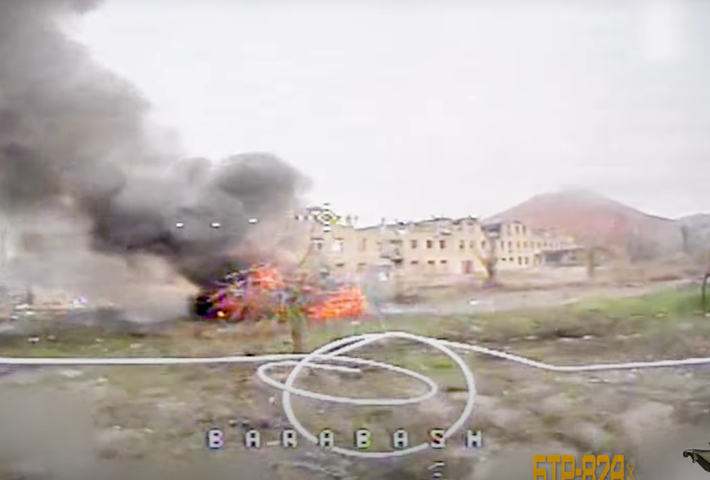 Như Tạp chí Defense Express đã đưa tin trước đó, các phi công điều khiển máy bay không người lái Ukraine thuộc Trung đoàn Achilles 429 đã phá hủy xe bọc thép chở quân BTR-82A của Nga trong cuộc giao tranh ác liệt đang diễn ra trên mặt trận Pokrovsk. Ảnh: @429 окремий полк БпС «АХІЛЛЕС».