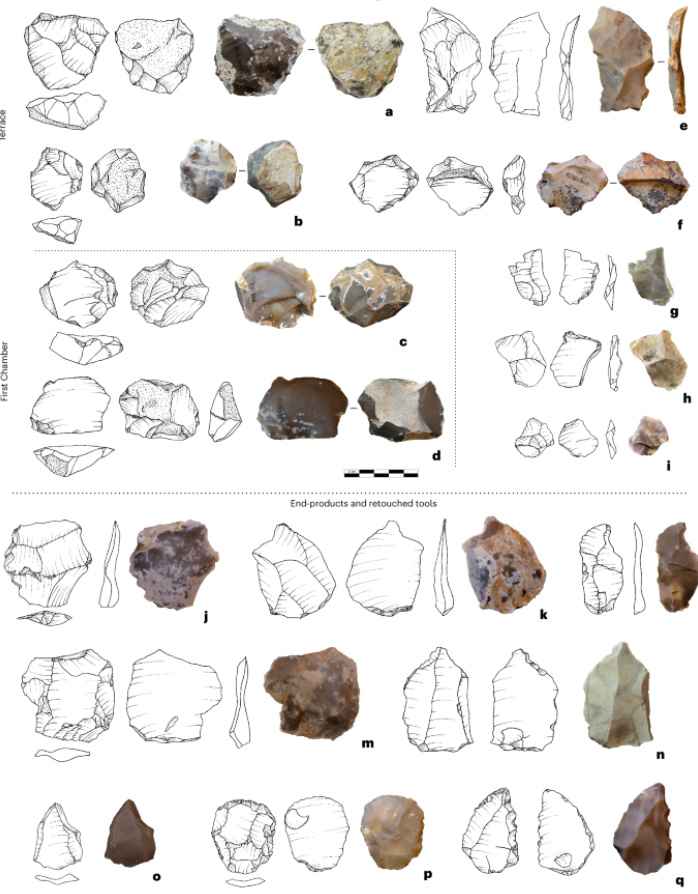 Công cụ bằng đá lửa và hài cốt động vật cũng được tìm thấy, cho thấy địa điểm này từng là một khu định cư hoạt động. Ảnh: @Đại học Tel Aviv.