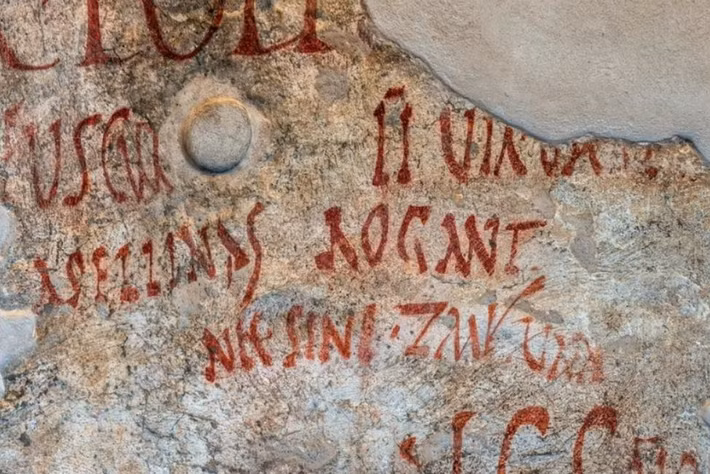 Đó là trên các bức tường tòa nhà ở Pompeii lại được bao phủ bởi hàng ngàn dòng chữ ký tự graffiti. Ảnh: @Đại học Warwick.