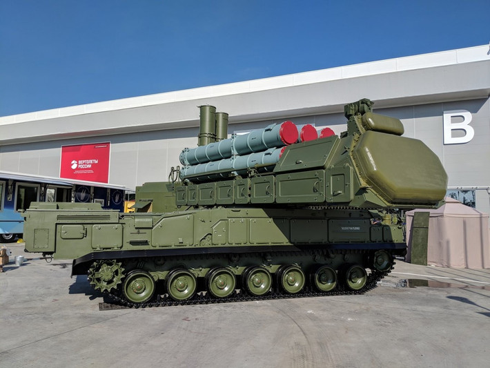 Chiếc 9A316 - mắt xích không thể thiếu trong tổ hợp phòng không Buk-M2, mang theo 4 tên lửa 9M317 và đảm nhận luôn nhiệm vụ nạp đạn. Một số phiên bản của nó có khả năng khai hỏa độc lập. Việc UAV có thể lặng lẽ tiếp cận và hạ cánh lên phương tiện này cho thấy độ ổn định và kỹ năng điều khiển UAV ở cấp độ cao hiếm thấy của lực lượng Ukraine.