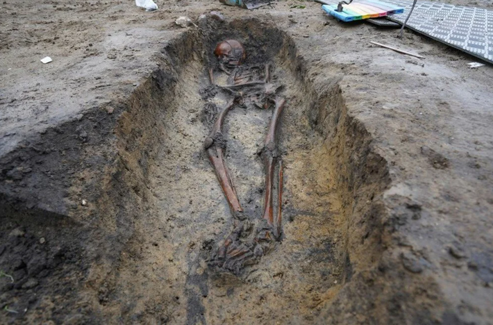 Một trong những khám phá bất thường nhất tại địa điểm này là một người phụ nữ được chôn cất chung cùng một cỗ xe ngựa Viking. Các hiện vật xung quanh bộ hài cốt, từ một chuỗi hạt thủy tinh đến một lưỡi kiếm sắt được chế tác tinh xảo, cho thấy người phụ nữ này có địa vị cao trong xã hội. Ảnh: @Michael Borre Lundo.