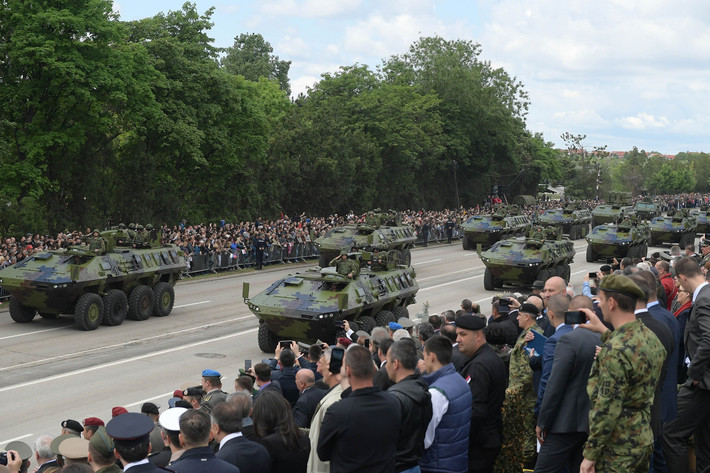 Việc lựa chọn phô diễn đồng loạt các hệ thống vũ khí có nguồn gốc từ nhiều quốc gia khác nhau không phải ngẫu nhiên. Nó phản ánh chiến lược rõ ràng của Serbia: đa phương hóa hợp tác quốc phòng, không để bị phụ thuộc vào một cường quốc duy nhất.