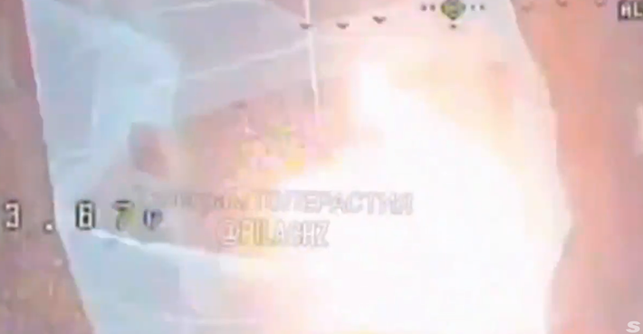 Ít nhất là về mặt lý thuyết, vẫn có một cách để chống lại máy bay không người lái được trang bị vật liệu thuốc nổ nhiệt nhôm. Thay vì dùng lưới vải hoặc lưới nhựa, bên phòng thủ có thể lắp đặt lưới kim loại như hàng rào mắt cáo. Ảnh: @distant_earth83.