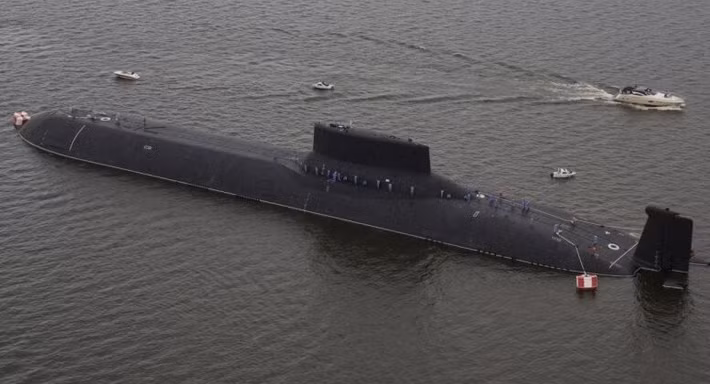 Con tàu dài khoảng 175 mét, rộng hơn 23 mét, gần tương đương hai sân bóng bầu dục đặt liền nhau. Kích thước khổng lồ này giúp Typhoon mang tải trọng vũ khí lớn chưa từng có trong lịch sử tàu ngầm.