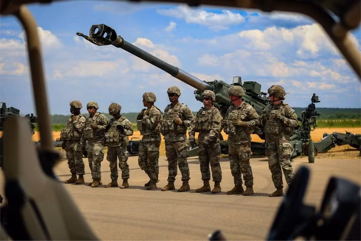 Trang bị được tối ưu cho đổ bộ đường không: súng M4A1, súng máy M249, tên lửa chống tăng Javelin, pháo M119 105 mm. Phương tiện gồm xe JLTV, trực thăng UH-60 và CH-47.