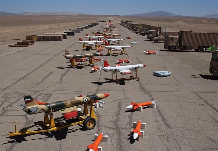Trong khi Mỹ sử dụng vũ khí đắt đỏ, Iran đáp trả bằng UAV giá chỉ từ 20.000 đến 50.000 đô la và tên lửa đạn đạo chỉ trị giá một triệu đô la, tạo nên chênh lệch chi phí cực lớn.