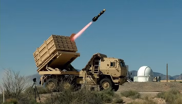 Một UAV có giá chỉ vài nghìn USD, tương đương vài chục triệu đồng, trong khi tên lửa đánh chặn có thể lên tới hằng triệu USD (tức hàng chục tỷ đồng), tạo ra sự chênh lệch lớn về chi phí tác chiến.