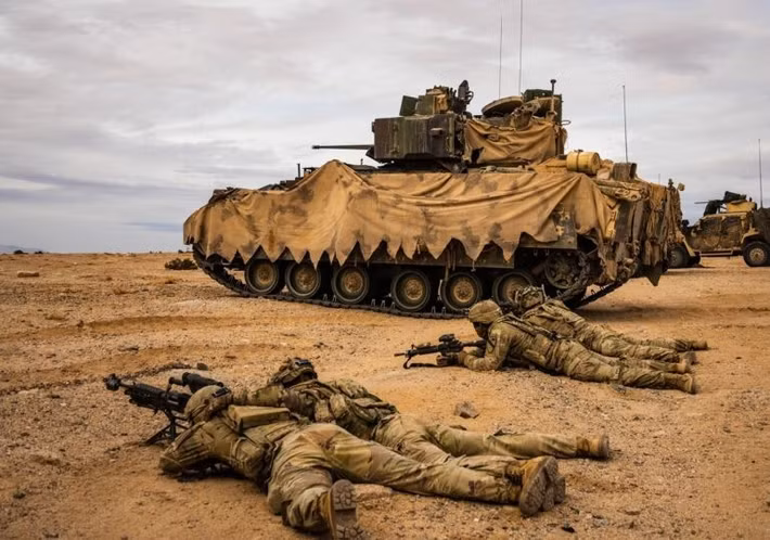 Nếu tiến quân từ phía bắc, các đoàn xe bọc thép Mỹ sẽ phải vượt qua địa hình đồi núi phức tạp. Điều này tạo điều kiện lý tưởng cho lực lượng phòng thủ phục kích và triển khai chiến thuật bất đối xứng.