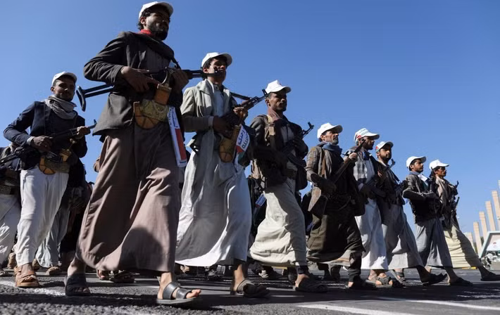 Iran tận dụng “trục kháng chiến” gồm lực lượng Houthi, Hezbollah và các nhóm dân quân Shiite tại Iraq, tạo áp lực đa hướng, buộc Mỹ và đồng minh phải phân tán nguồn lực đối phó.