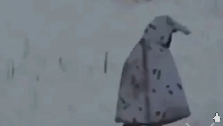 Họ nói rằng những bộ đồ này dễ dàng bị phát hiện trên địa hình thảo nguyên trống trải, nơi những hình dáng như vậy rất hiếm gặp và vì thế nhanh chóng thu hút được sự chú ý. Ảnh: @Defence_blog.