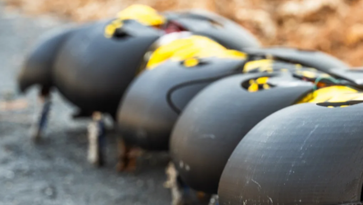 Tiếp theo là một số phân đoạn thân nối giống hệt nhau được kết nối bằng cáp. Mỗi đoạn thân nối này đều có các chân kim loại, chúng được tích hợp các động cơ nhỏ lẻ giúp các thân đoạn có chân này có thể di chuyển phối hợp, đồng bộ. Ảnh: @Ground Control Robotics.