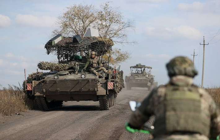 Trong tầng tác chiến sâu hơn, Nga cho biết đã tấn công một cơ sở công nghiệp quân sự và hệ thống hậu cần UAV tầm xa của Ukraine. Hỏa lực gồm máy bay chiến đấu, UAV cảm tử, tên lửa và pháo binh nhắm vào tổng cộng 157 mục tiêu, gồm khu lắp ráp, kho đạn và điểm triển khai quân.