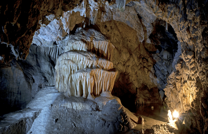 Gần đây, khi tiếp tục thăm dò khảo cổ tại hang động này, các chuyên gia đến từ Cơ quan Quản lý Hang động Séc (Správa jeskyní ČR) bất ngờ tìm thấy thêm nhiều vật thể lạ. Ảnh: @Cơ quan Quản lý Hang động Séc (Správa jeskyní ČR).