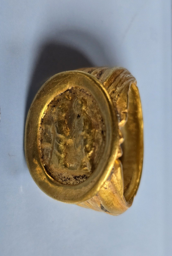 Về chi tiết cận cảnh, mặt trung tâm của chiếc nhẫn có hình bầu dục và khắc hình một cặp đôi. Ảnh: @Bảo Tàng Quốc Gia Bulgaria.