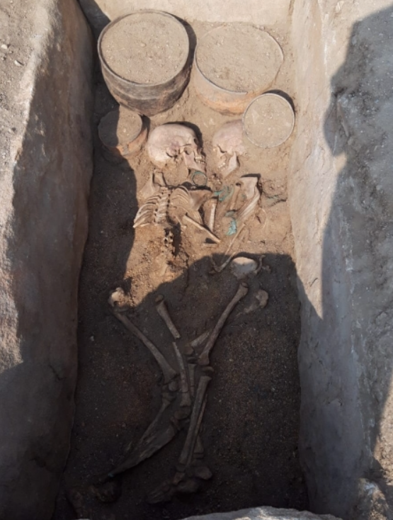 Theo các chuyên gia đến từ Viện Khảo cổ học Saryarkinskyqua, cặp đôi này qua đời cách đây 5.000 năm trước, họ là tình nhân thuộc các gia đình quý tộc. Ảnh: @Viện Khảo cổ học Saryarkinsky.