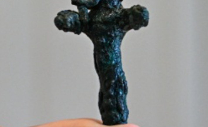 Các chuyên gia thuộc trường Đại học Çukurova nhận định, chiếc đinh cầu nguyện này được sử dụng như một lá bùa hộ mệnh để bảo vệ công trình sàn trát vữa khỏi tà ma quấy phá. Ảnh: @Đại học Çukurova.