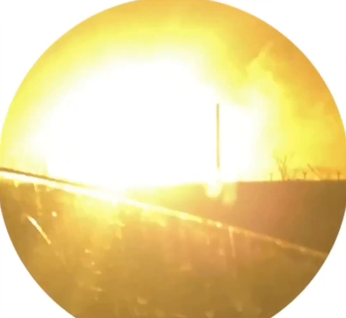 Các chuyên gia cho rằng, một loại laser như vậy trên chiếc A-60 1A2 có thể bắn hạ máy bay, khí cầu và vô hiệu hóa các cảm biến vệ tinh.v.v.v…Ảnh: @жозефина бонапард.