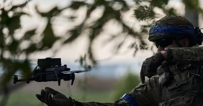 Về phía Nga, mạng lưới phòng không quanh Moscow hiện được đánh giá là dày đặc nhất châu Âu, với sự hiện diện của các hệ thống S-400, Pantsir-S1 và Buk-M3. Tuy nhiên, việc UAV liên tục vượt qua nhiều lớp phòng thủ cho thấy thách thức ngày càng lớn trong việc bảo vệ không phận rộng lớn, đặc biệt trước những đòn tấn công phi đối xứng.