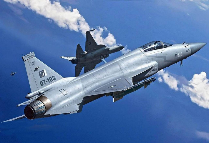 Về mặt kỹ thuật, JF-17 là nền tảng có chi phí thấp nhưng có tính linh hoạt cao. Máy bay sử dụng động cơ Klimov RD-93, đạt tốc độ tối đa khoảng 2000 km/h, bán kính tác chiến hơn 1.300 km và có khả năng tiếp nhiên liệu trên không. Với bảy điểm treo và tải trọng hơn 3.600 kg.