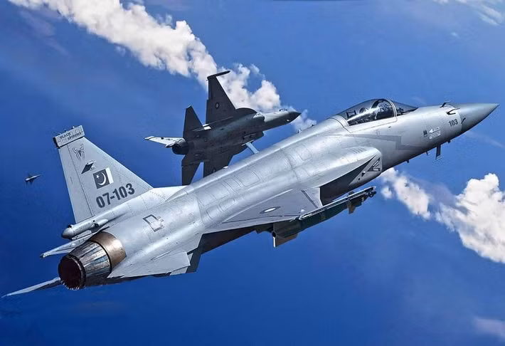 Về mặt kỹ thuật, JF-17 là nền tảng có chi phí thấp nhưng có tính linh hoạt cao. Máy bay sử dụng động cơ Klimov RD-93, đạt tốc độ tối đa khoảng 2000 km/h, bán kính tác chiến hơn 1.300 km và có khả năng tiếp nhiên liệu trên không. Với bảy điểm treo và tải trọng hơn 3.600 kg.