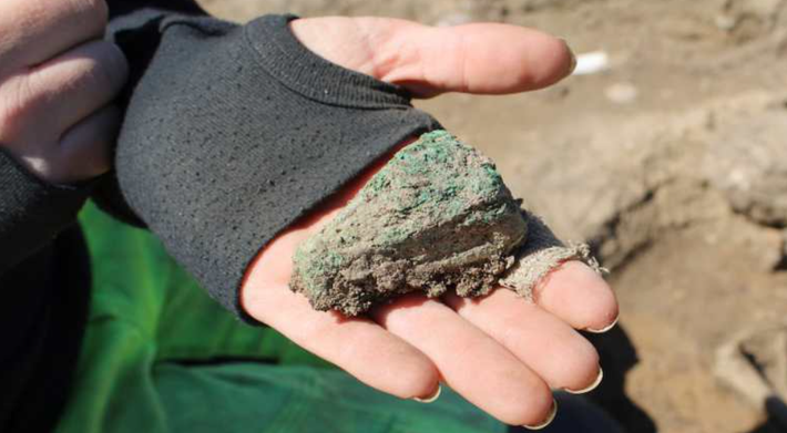 Những bộ hài cốt được bảo quản cực kỳ tốt này được chôn cùng với nhiều đồ tạo tác khác nhau như dao, đồ trang sức và pha lê. Ảnh: @Michael Borre Lundo.